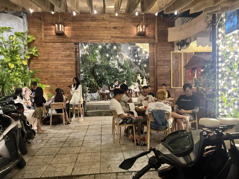 Vườn Bên Hồ